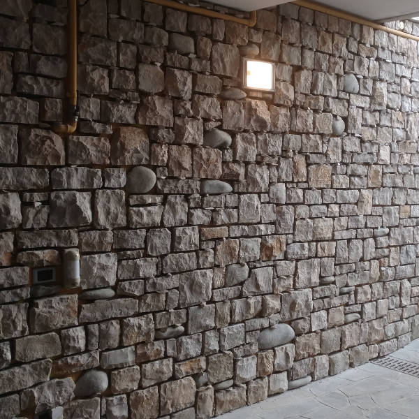 Artigiani Pietra Credaro - Realizzazione rivestimenti in Pietra di Credaro segata